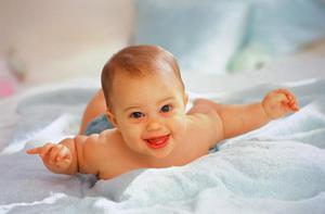 Ребенок и собака в доме