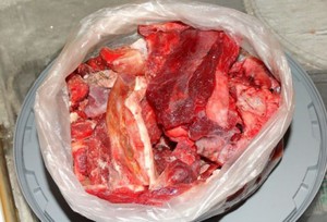 Как давать мясо собакам