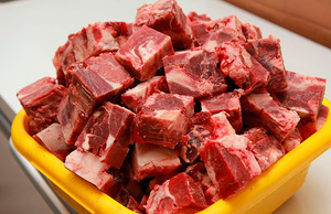 Как правильно давать собакам мясо