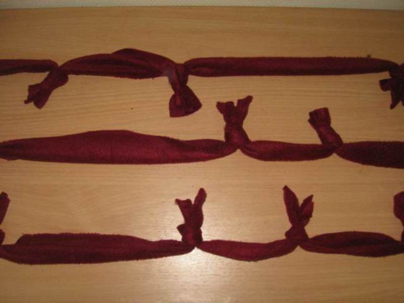 Свяжите полосы между собой обычными узлами Изготовление игрушки для собак из полосок ткани