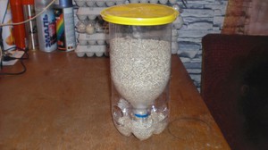 Как сделать кормушку для кормления кур своими руками